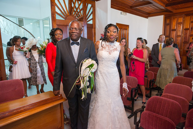 la mariée arrive au bras de son père à la mairie guadeloupe la mariée arrive au bras de son père à la mairie guadeloupe