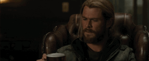 Thor, de The Avengers, bebiendo cerveza en una película