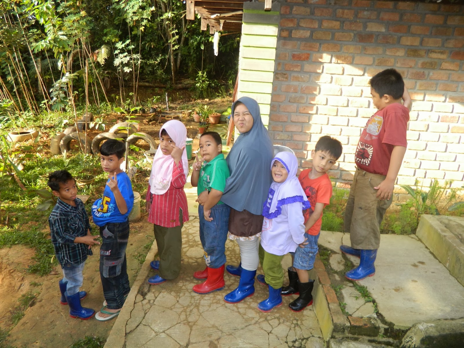 Anak anak yang sedang berpose sambil mencoba untuk merapikan barisan mereka masing masing Menggemaskan sekali melihat perkembangan mereka sehari hari