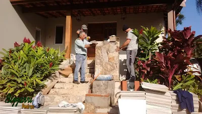 Bizzarri, da Bizzarri Pedras, trabalhando no revestimento de pedra com pedra madeira nas jardineiras de pedra junto onde vamos executar a escada de pedra com pedra São Tomé em residência em condomínio em Vinhedo-SP. Junho de 2016.