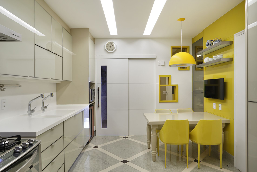 Дизайн квадратной кухни 12. Кухня 12 метров. Освещение на кухне 10 кв м. Кухня 9 кв м желтая. Освещение на кухне 12 кв.м.