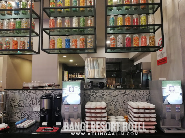 BUFFET CAHAYA RAMADAN 2019 BUKA PUASA DI BANGI RESORT HOTEL - Bila tibanya bulan puasa Ramadan, majlis buka puasa secara buffet memang tak asing lagi di negara kita ini. Jadi ! Entri hari ini, mummy Nak kongsikan pada korang BUFFET CAHAYA RAMADAN 2019 BUKA PUASA DI BANGI RESORT HOTEL. BUFFET CAHAYA RAMADAN 2019 BUKA PUASA DI BANGI RESORT HOTEL Mungkin ada yang tercari-cari tempat makan untuk majlis berbuka di sekitar Bangi dan Putrajaya samada berbuka puasa dengan keluarga, kawan sepejabat, sanak saudara atau rakan-rakan. Nak nampak best berbuka puasa secara esklusif ni, memang mummy highly recommended BUFFET CAHAYA RAMADAN 2019 BUKA PUASA DI BANGI RESORT HOTEL BUFFET CAHAYA RAMADAN 2019 BUKA PUASA DI BANGI RESORT HOTEL akan berada di Restoran Funtasia tingkat 1 di Bangi Resort Hotel. Ada yang tanya mummy, hotel baru ke tu?? Tak pernah dengar nama BANGI RESORT HOTEL tu pun. Oh ya ! Kalau korang nak tahu... hotel ni, dulu kala pernah menggunakan nama HOTEL EQUATORIAL BANGI dan juga HOTEL BANGI-PUTRAJAYA. Jangan tanya mummy lelebih kenapa mereka tukar nama ye ! LEBIH 200 SELEKSI PILIHAN MENU BUFFET CAHAYA RAMADAN 2019 BUKA PUASA DI BANGI RESORT HOTEL Kalau korang nak tahu, sebenarnya berbaloi ke BUFFET CAHAYA RAMADAN 2019 BUKA PUASA DI BANGI RESORT HOTEL. Sebab mereka menghidangkan lebih 200 seleksi pilihan menu untuk BUFFET CAHAYA RAMADAN 2019 BUKA PUASA DI BANGI RESORT HOTEL. Banyak,kan ! Jadi bagi sesiapa yang picky eater. Mummy yakin, dalam banyak-banyak menu di sini pasti ada pilihan yang sesuai ! BUFFET CAHAYA RAMADAN 2019 BUKA PUASA DI BANGI RESORT mengetengahkan menu masakan kampung serta antarabangsa. Terdapat bermacam-macam pilihan makanan dari chef-chef yang hebat dari pembuka selera, mee, nasi, pelbagai lauk sehingga ke pemanis mulut Pilihan minuman yang beraneka jenis dari minuman panas hinggalah ke minuman sejuk Pelbagai sambal : sambal hitam, sambal belacan, sambal tempoyak, sambal mangga, sambal kicap dan lain-lain Tak lupa juga, kid's corner yang di tunggu-tunggu oleh anak-anak kami ! Nasi Kerabu dan Ayam berempah Satay ayam dan daging Japanese Stall juga ada di sini ! Buffet Ramadan di sini memang KAMBING BAKAR ini WAJIB ! Tarikan istimewa tahun ini, ada kehadiran robot bernama "Robbie" yang boleh menyediakan aiskrim dan minuman berasaskan kopi. Nak tahu macam mana? Haaa..bab ni, kena datang sendiri pada bulan Ramadhan nanti. Semua menu BUFFET CAHAYA RAMADAN 2019 BUKA PUASA DI BANGI RESORT HOTEL memang banyak dan boleh memuaskan hati pengunjung. Jangan ragu-ragu bab HALAL. Dapur Funtasia, harmoni, pastry dan banquet semuanya HALAL serta disahkan oleh JAKIM ANAK-ANAK LEPAK SANTAI DI KOLAM IKAN BANGI RESORT HOTEL Sementara nak tunggu waktu buka puasa, anak-anak boleh beriadah di luar BANGI RESORT HOTEL untuk memberi ikan makan di kolam ikan atau ambil angin di kawasan kolam renang. Anak-anak kecil pastinya suka aktiviti sebegini, dan taklah mereka bosan menunggu waktu buffet buka puasa atau waktu makan malam yang panjang. Makanan ikan boleh di dapati dan di beli di lobi hotel. Jangan masukkan sebarangan makanan tau ! Ikan di sini lain. Mereka ada allergy tersendiri. HARGA BUFFET CAHAYA RAMADAN 2019 BUKA PUASA DI BANGI RESORT HOTEL Berapa HARGA BUFFET CAHAYA RAMADAN 2019 BUKA PUASA DI BANGI RESORT HOTEL ? Harga BUFFET CAHAYA RAMADAN 2019 BUKA PUASA DI BANGI RESORT HOTEL adalah serti di bawah :- Beli dari tarikh 15 MAC - 15 APRIL 2019 : RM75++ (dewasa) dan RM37. 50++ (kanak-kanak) PRA BAYAR (24 JAM SEBELUM) : RM90++ (dewasa) dan RM45++ (kanak-kanak) WALK IN DAN HARGA BIASA : RM120++ (dewasa) dan RM60 (kanak-kanak) Bagi setiap pelanggan dewasa yang membeli pakej BUFFET CAHAYA RAMADAN 2019 BUKA PUASA DI BANGI RESORT HOTEL. Setiap RM3.50 akan di salurkan ke tabung Islamic Relief Malaysia. Untuk tempahan, hubungi : Telefon : 03-82102222 Email : fb_reservations@hotelbangi-putrajaya.com Website : www.bangiresorthotel.com BUFFET CAHAYA RAMADAN 2019 BUKA PUASA DI BANGI RESORT HOTEL - Bila tibanya bulan puasa Ramadan, majlis buka puasa secara buffet memang tak asing lagi di negara kita ini. Jadi ! Entri hari ini, mummy Nak kongsikan pada korang BUFFET CAHAYA RAMADAN 2019 BUKA PUASA DI BANGI RESORT HOTEL. BUFFET CAHAYA RAMADAN 2019 BUKA PUASA DI BANGI RESORT HOTEL Mungkin ada yang tercari-cari tempat makan untuk majlis berbuka di sekitar Bangi dan Putrajaya samada berbuka puasa dengan keluarga, kawan sepejabat, sanak saudara atau rakan-rakan. Nak nampak best berbuka puasa secara esklusif ni, memang mummy highly recommended BUFFET CAHAYA RAMADAN 2019 BUKA PUASA DI BANGI RESORT HOTEL BUFFET CAHAYA RAMADAN 2019 BUKA PUASA DI BANGI RESORT HOTEL akan berada di Restoran Funtasia tingkat 1 di Bangi Resort Hotel. Ada yang tanya mummy, hotel baru ke tu?? Tak pernah dengar nama BANGI RESORT HOTEL tu pun. Oh ya ! Kalau korang nak tahu... hotel ni, dulu kala pernah menggunakan nama HOTEL EQUATORIAL BANGI dan juga HOTEL BANGI-PUTRAJAYA. Jangan tanya mummy lelebih kenapa mereka tukar nama ye ! LEBIH 200 SELEKSI PILIHAN MENU BUFFET CAHAYA RAMADAN 2019 BUKA PUASA DI BANGI RESORT HOTEL Kalau korang nak tahu, sebenarnya berbaloi ke BUFFET CAHAYA RAMADAN 2019 BUKA PUASA DI BANGI RESORT HOTEL. Sebab mereka menghidangkan lebih 200 seleksi pilihan menu untuk BUFFET CAHAYA RAMADAN 2019 BUKA PUASA DI BANGI RESORT HOTEL. Banyak,kan ! Jadi bagi sesiapa yang picky eater. Mummy yakin, dalam banyak-banyak menu di sini pasti ada pilihan yang sesuai ! BUFFET CAHAYA RAMADAN 2019 BUKA PUASA DI BANGI RESORT mengetengahkan menu masakan kampung serta antarabangsa. Terdapat bermacam-macam pilihan makanan dari chef-chef yang hebat dari pembuka selera, mee, nasi, pelbagai lauk sehingga ke pemanis mulut Pilihan minuman yang beraneka jenis dari minuman panas hinggalah ke minuman sejuk Pelbagai sambal : sambal hitam, sambal belacan, sambal tempoyak, sambal mangga, sambal kicap dan lain-lain Tak lupa juga, kid's corner yang di tunggu-tunggu oleh anak-anak kami ! Nasi Kerabu dan Ayam berempah Satay ayam dan daging Japanese Stall juga ada di sini ! Buffet Ramadan di sini memang KAMBING BAKAR ini WAJIB ! Tarikan istimewa tahun ini, ada kehadiran robot bernama "Robbie" yang boleh menyediakan aiskrim dan minuman berasaskan kopi. Nak tahu macam mana? Haaa..bab ni, kena datang sendiri pada bulan Ramadhan nanti. Semua menu BUFFET CAHAYA RAMADAN 2019 BUKA PUASA DI BANGI RESORT HOTEL memang banyak dan boleh memuaskan hati pengunjung. Jangan ragu-ragu bab HALAL. Dapur Funtasia, harmoni, pastry dan banquet semuanya HALAL serta disahkan oleh JAKIM ANAK-ANAK LEPAK SANTAI DI KOLAM IKAN BANGI RESORT HOTEL Sementara nak tunggu waktu buka puasa, anak-anak boleh beriadah di luar BANGI RESORT HOTEL untuk memberi ikan makan di kolam ikan atau ambil angin di kawasan kolam renang. Anak-anak kecil pastinya suka aktiviti sebegini, dan taklah mereka bosan menunggu waktu buffet buka puasa atau waktu makan malam yang panjang. Makanan ikan boleh di dapati dan di beli di lobi hotel. Jangan masukkan sebarangan makanan tau ! Ikan di sini lain. Mereka ada allergy tersendiri. HARGA BUFFET CAHAYA RAMADAN 2019 BUKA PUASA DI BANGI RESORT HOTEL Berapa HARGA BUFFET CAHAYA RAMADAN 2019 BUKA PUASA DI BANGI RESORT HOTEL ? Harga BUFFET CAHAYA RAMADAN 2019 BUKA PUASA DI BANGI RESORT HOTEL adalah serti di bawah :- Beli dari tarikh 15 MAC - 15 APRIL 2019 : RM75++ (dewasa) dan RM37. 50++ (kanak-kanak) PRA BAYAR (24 JAM SEBELUM) : RM90++ (dewasa) dan RM45++ (kanak-kanak) WALK IN DAN HARGA BIASA : RM120++ (dewasa) dan RM60 (kanak-kanak) Bagi setiap pelanggan dewasa yang membeli pakej BUFFET CAHAYA RAMADAN 2019 BUKA PUASA DI BANGI RESORT HOTEL. Setiap RM3.50 akan di salurkan ke tabung Islamic Relief Malaysia. Untuk tempahan, hubungi : Telefon : 03-82102222 Email : fb_reservations@hotelbangi-putrajaya.com Website : www.bangiresorthotel.com