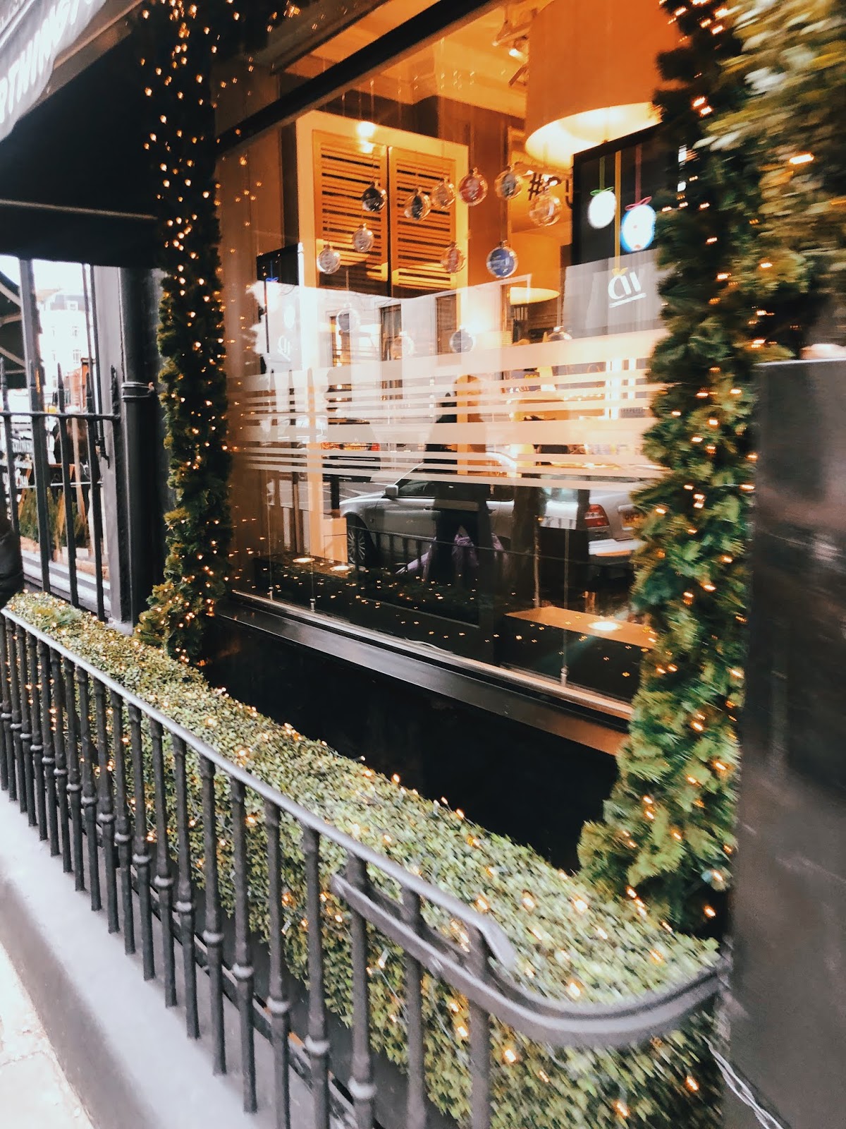 christmas in london, christmas decoration in london, christmas 2018, christmas decoration london 2018, indian blogger, london blogger, covent garden christmas decoration, christmas red, covent garden 2018, covent garden, 
