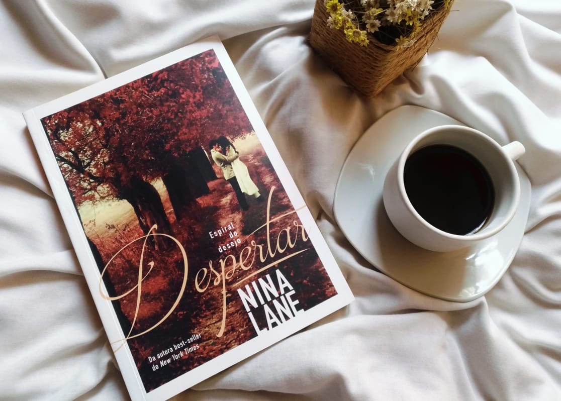 { #RESENHA } DESPERTAR - NINA LANE ( #1 ESPIRAL DO DESEJO ) Se você gosta de uma leitura com cenas bem quentes, vai gostar bastante da dica de hoje. “Despertar” é o primeiro livro da série “Espiral do Desejo” da autora Nina Lane, e conta a história de um casal que tem no amor, a forma de superar as dificuldades. No enredo, o professor Dean West é o grande amor de Olivia, além de ser seu porto seguro. Isso tudo, porque ele foi o único homem que conseguiu passar por todos os muros que a garota tinha quando mais jovem, espantando os medos e receios dela.