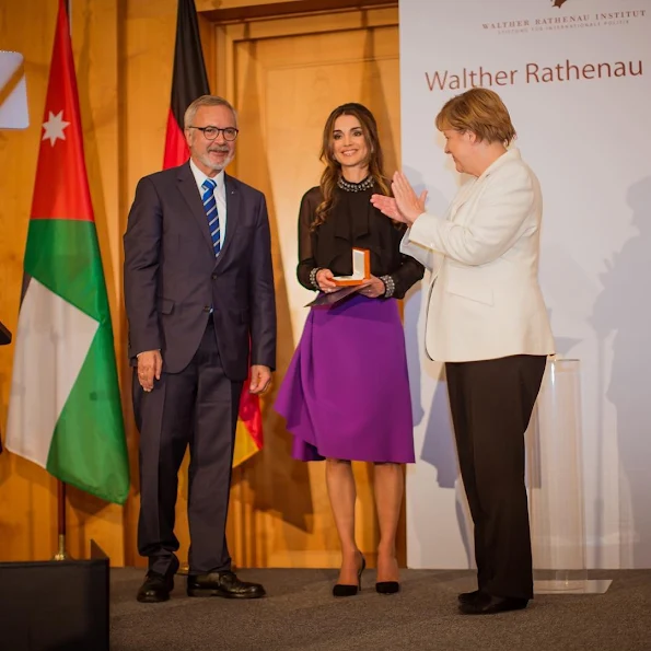 Queen Rania Al Abdullah of Jordan receives the Walter Rathenau Prize from German Chancellor Angela Merkel 