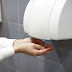 Secador de banheiro assopra bactérias das fezes nas mãos