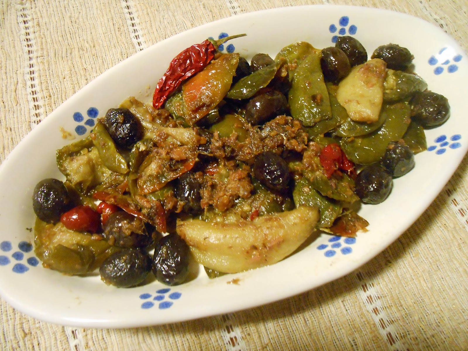 pipi salati friuti cu sardi e olivi ( peperoni sotto sale in padella con sarde e olive )