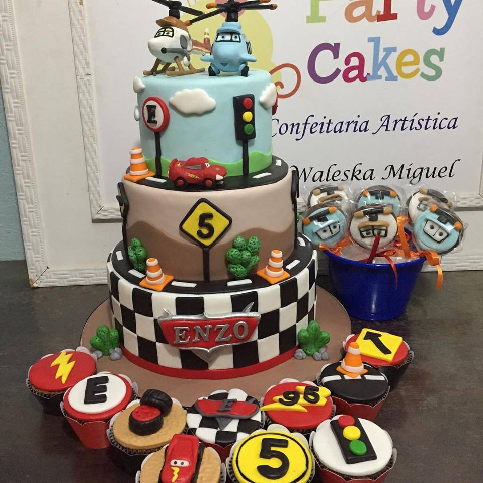 Lidia Doces&Variedades - Bolinho fofo para comemorar os 3 aninhos do Pedro  🚁✈🚀🚃🚄 Whatsapp:(85)99216-1446 . . . . . . . . . . . . . #Bolo #Carros  #Cake #Avião #helicóptero #Infantil #LidiaDoces #BoloemFortaleza  #Glacêdeninho #Glacê #ScrapCake