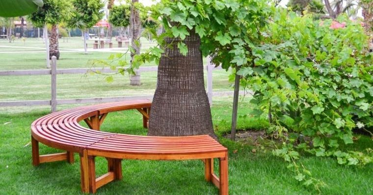 Bancos de madera alrededor de árboles | Construccion y Manualidades