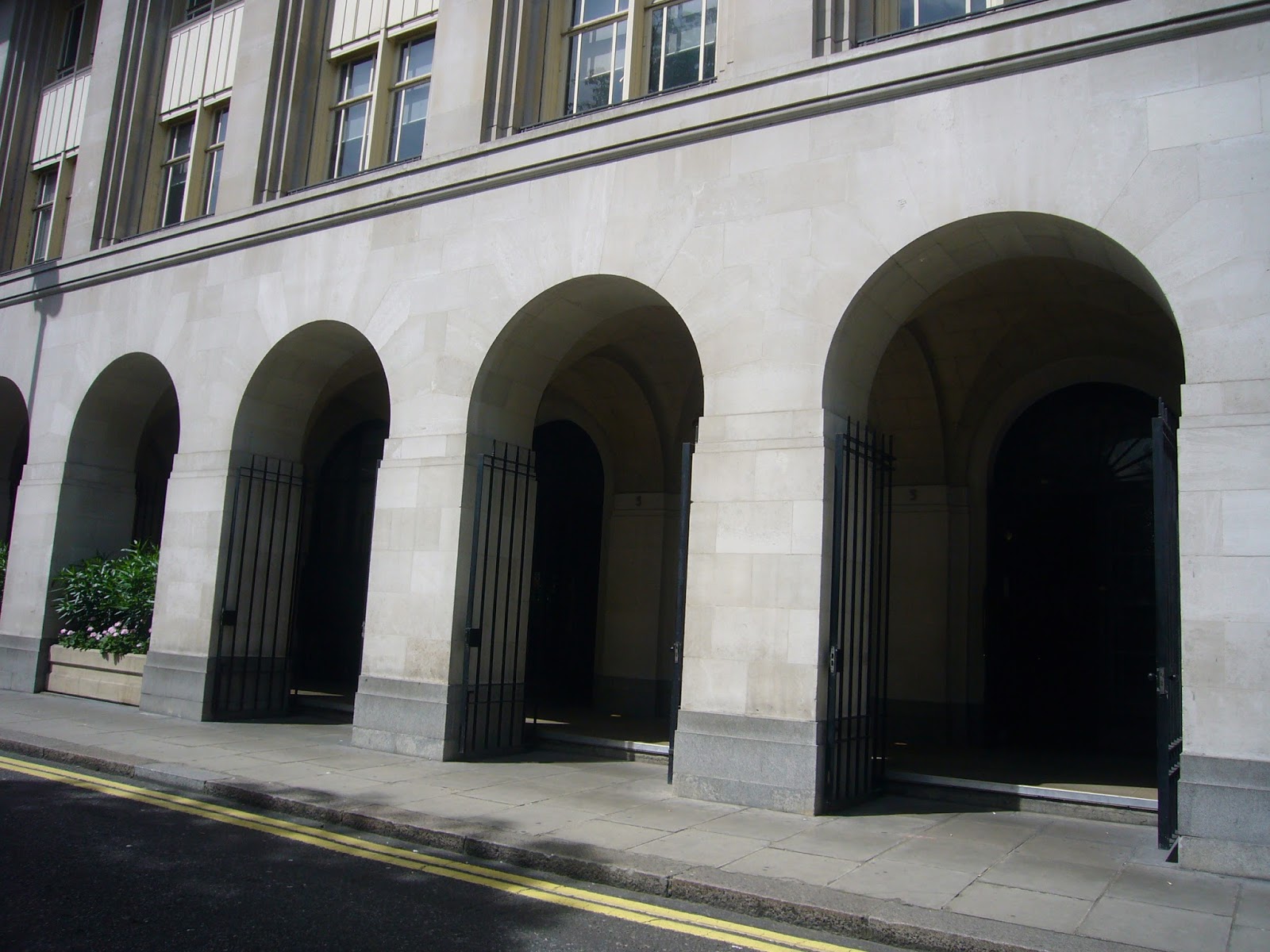 Holmes And Poirot In London ロンドン サヴォイプレイス Savoy Place