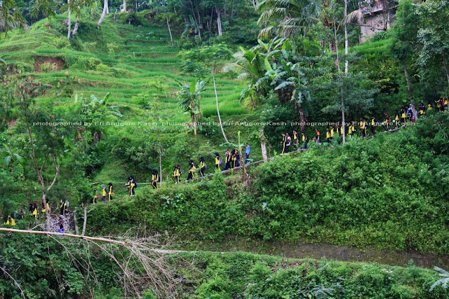 Kunjungan dari salah satu sekolah ke Kampung Naga Kunjungan dari salah satu sekolah ke Kampung Naga