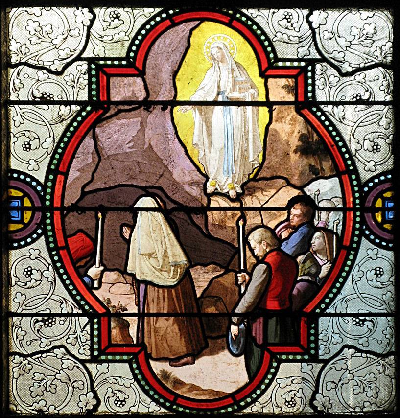 Nossa Senhora manda a Santa Bernadette cavocar a terra e procurar água. Vitral da basílica de Lourdes.