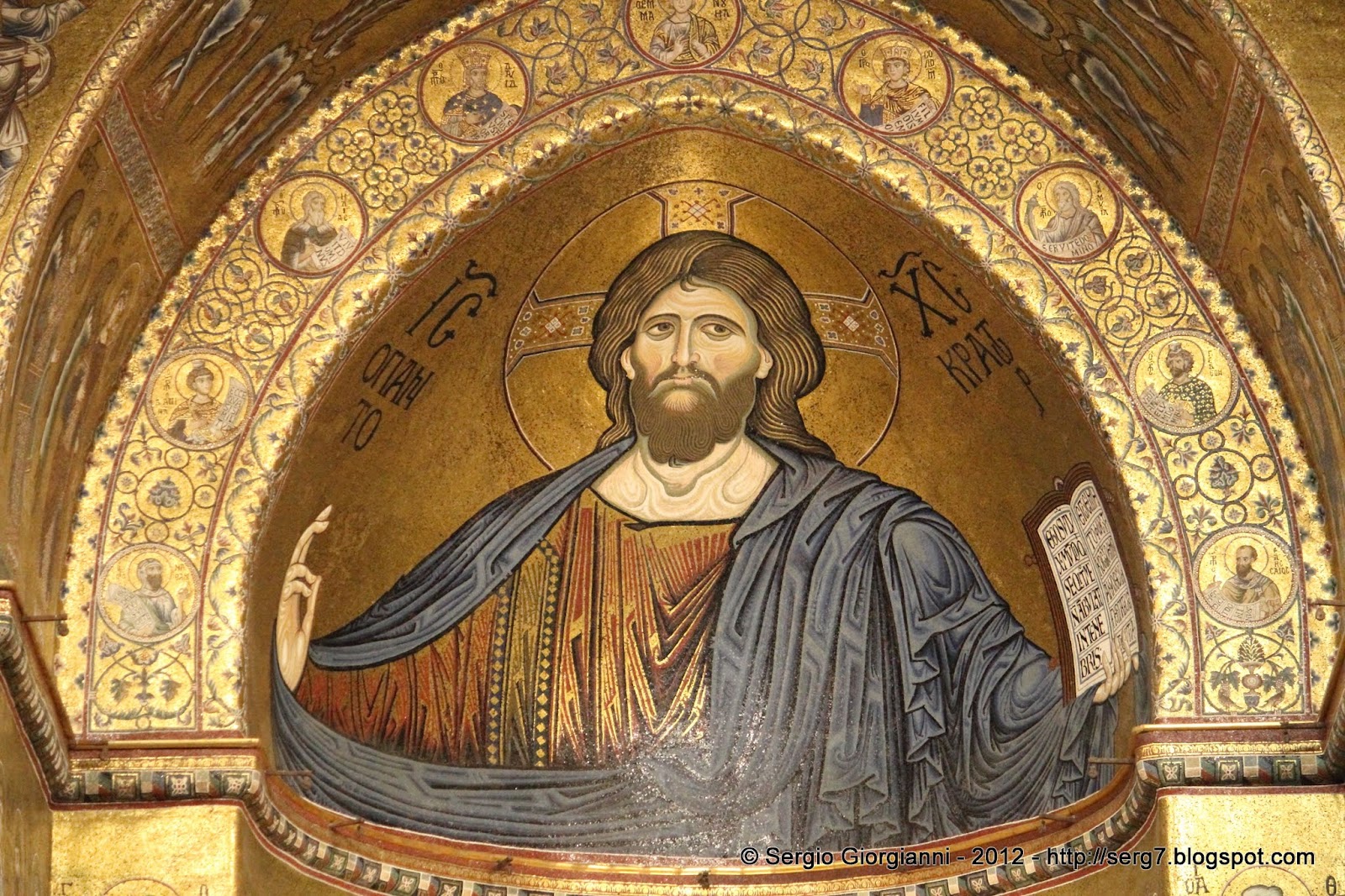 Si Riempie Di Monete In Chiesa