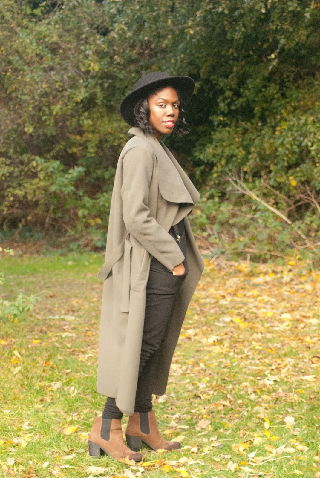 5 Things I love About Autumnal Fashion, autumnal styling, fall fashion, boohoo duster coat, boohoo khaki coat, h&m felt hat, h&m fedora hat, uk blog, autumn leaves