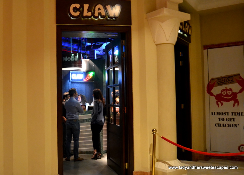 Crackin' at Claw BBQ, Crabshack and Grill Lady & her Sweet Escapes