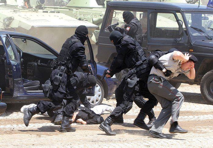 тетрадка бандитов пространственная аномалия. криминальные группировки. налетчики в масках. совершение преступления. вооруженное нападение.