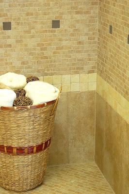 Pared de baño con diseños - Pisos y Reposteros en Cocinas y Baños