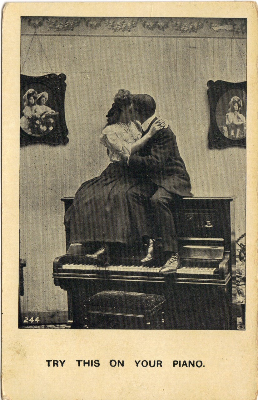 женщина на рояле. старинная открытка поцелуй. Kiss on the piano. фотосессия с пианино. фильм пианино поцелуй.