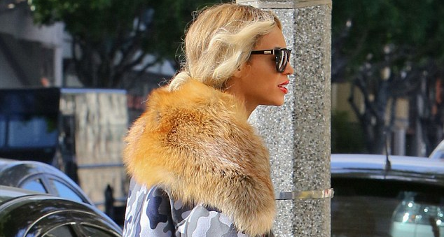 Η Beyonce για γεύμα στο Λος Άντzελες με γούνινο γιακά αλεπούς 