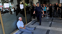 Pensionista desesperado llora en Grecia por no poder cobrar su pensión