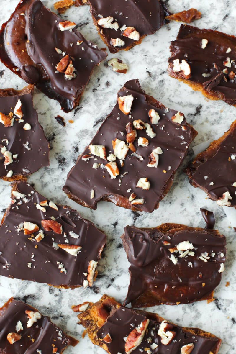 This Easy Ritz Cracker Toffee recipe is sweet, salty, chocolaty, buttery and completely irresistible.  It's a great chocolate dessert for any holiday and it makes the perfect foodie gift!  #toffee #dessert #chocolate