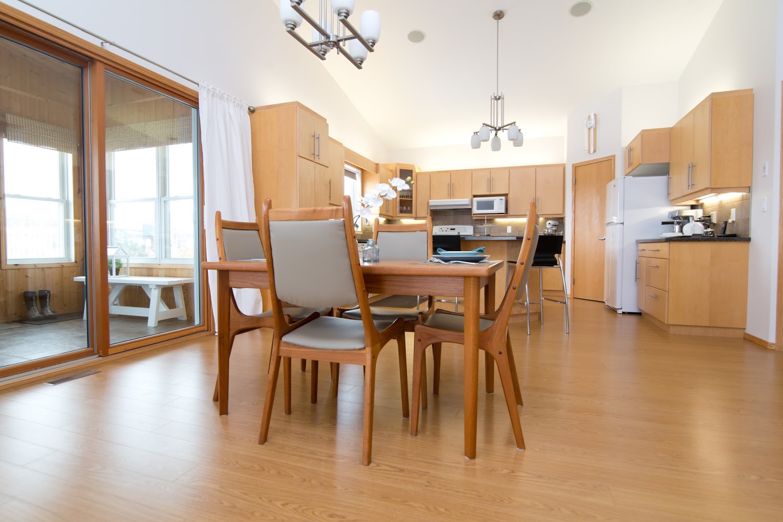 ROYAL LEPAGE Carman Custom built beauty 296 4th Street SW