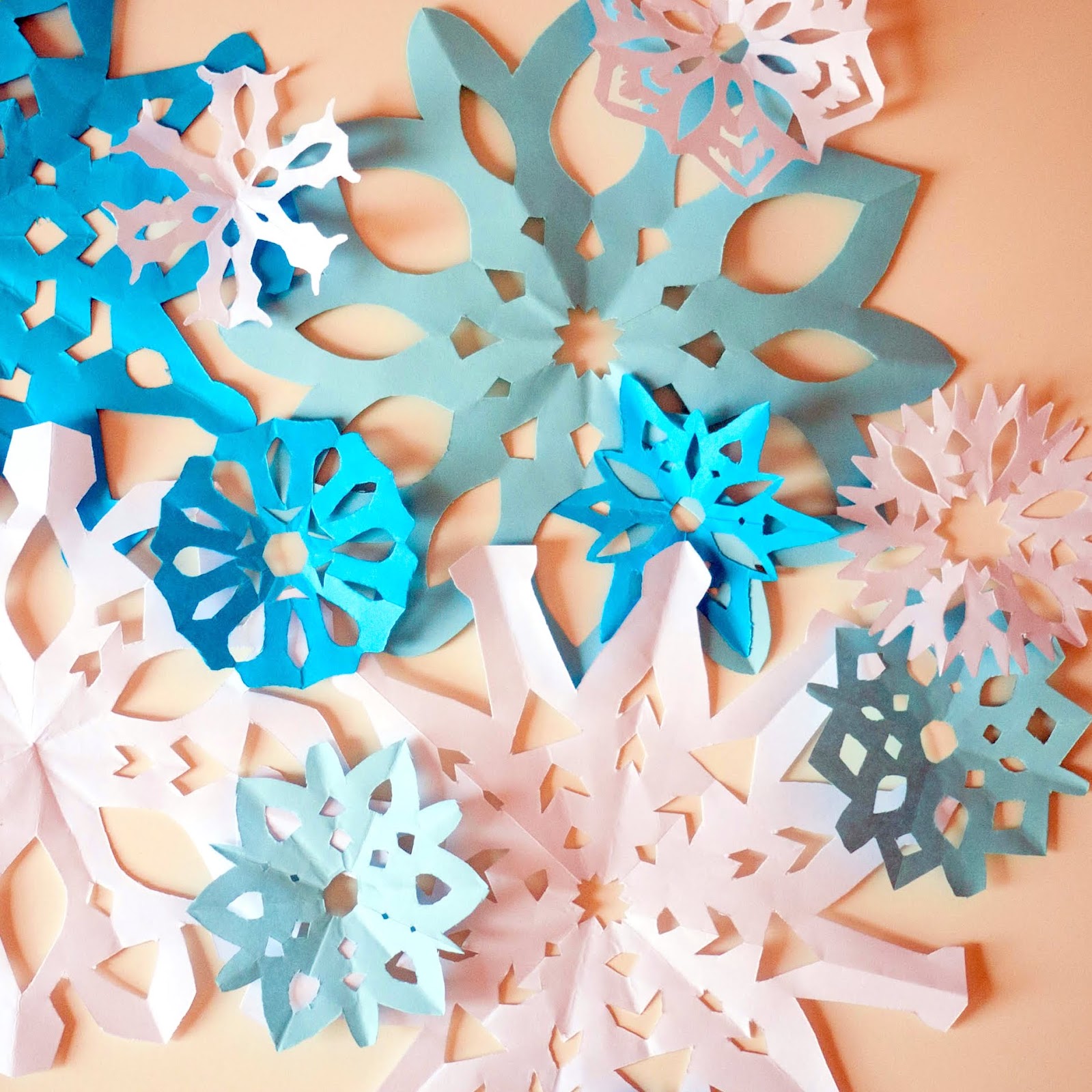 Manualidades Con Papel Navidad  Copos de nieve de papel, Hacer copos de  nieve de papel, Copos de nieve