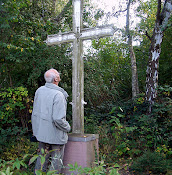 Wilhelm Neu vor einem Kreuz bei Eisenberg