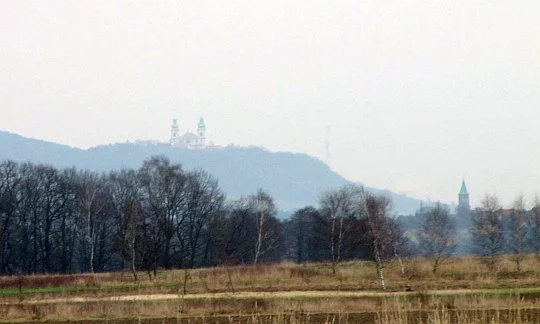 Bielany, komin Łegu i kościół w Liszkach widoczne ze szlaku do Kajasówki. Bielany, komin Łegu i kościół w Liszkach widoczne ze szlaku do Kajasówki.