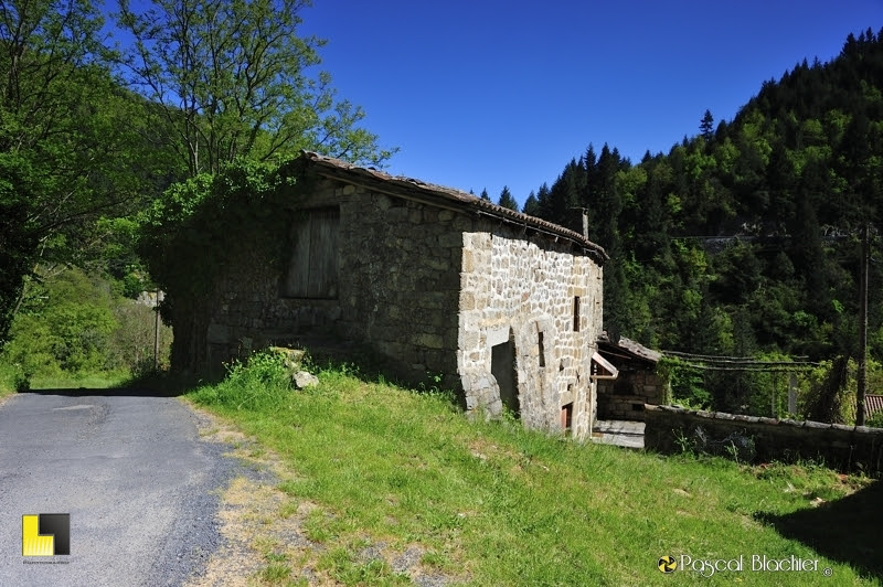 trouiller le bas hameau au bord de l'eyrieux photo Pascal Blachier