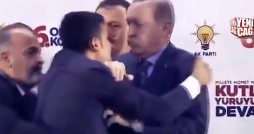 شاهد تركي يهجم على أردوغان وهذا ما فعله