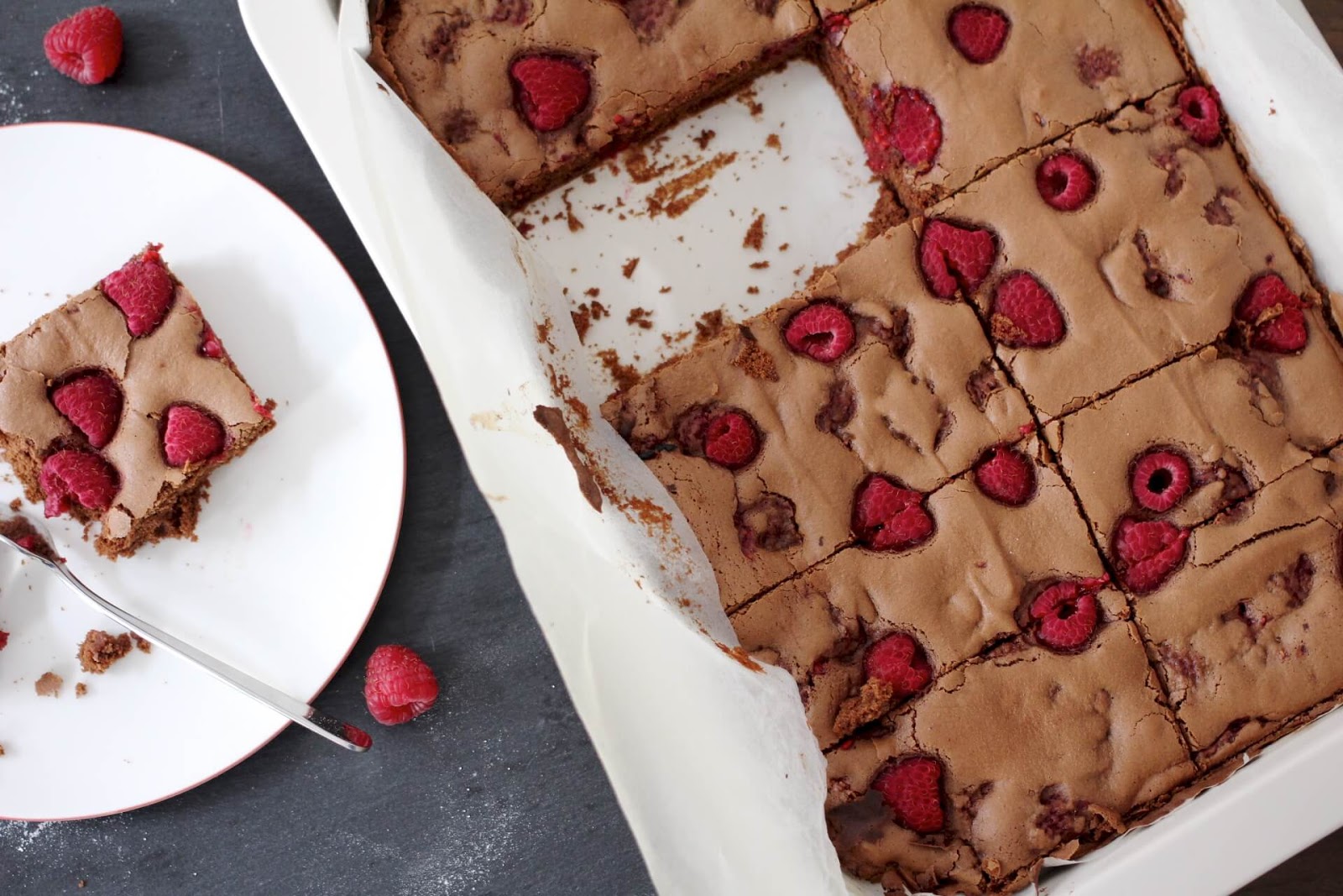 HOME OF HAPPY: FLUFFIGE SCHOKOBROWNIES MIT HIMBEEREN