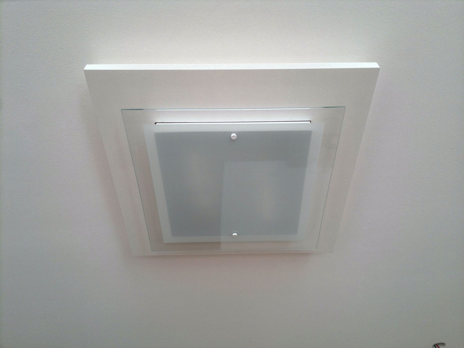 Luminárias Externas e Embutidas em um Teto de Gesso Rebaixado