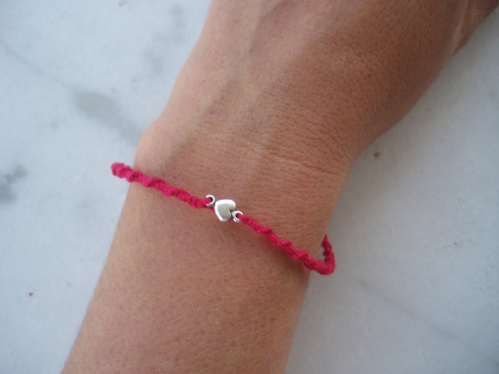 Adulescence. (File dans ta chambre!) LE BRACELET ROUGE Quelle est sa signification?