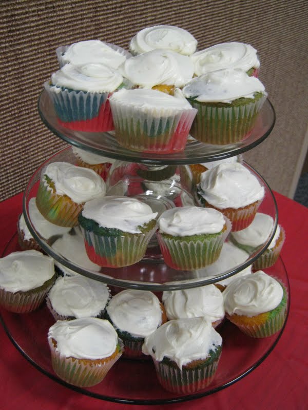 Ginger Snap Crafts Fab Friday {cupcake platter}