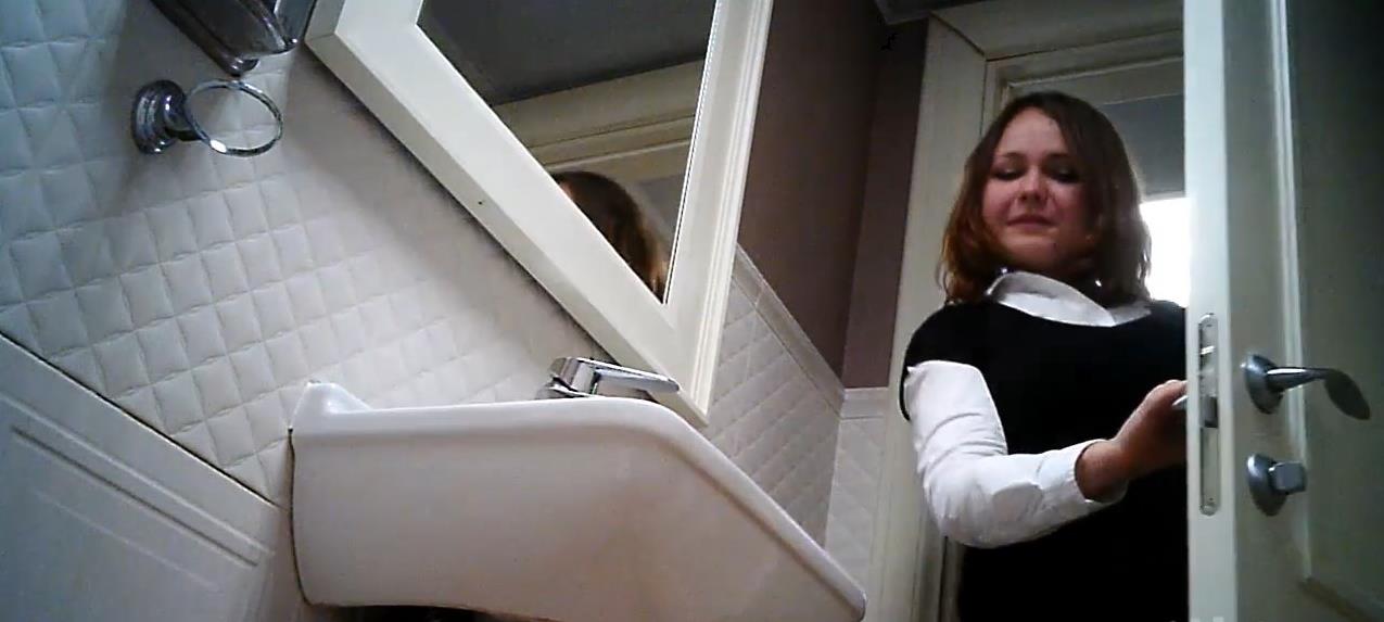 Скрити камера маму. Женский туалет скрытой камерой. Скрытый камера женский тувалету. Камера в ванной комнате.