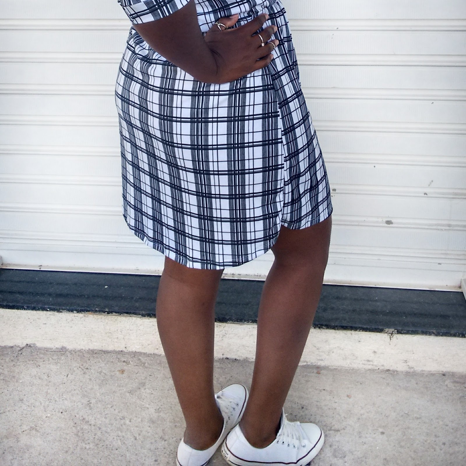 vestido xadrez com tênis