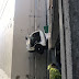 Motorista morre ao cair de estacionamento de shopping; caminhão ficou suspenso