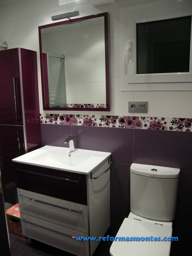 Reformas Montes: Baño en tonos lilas