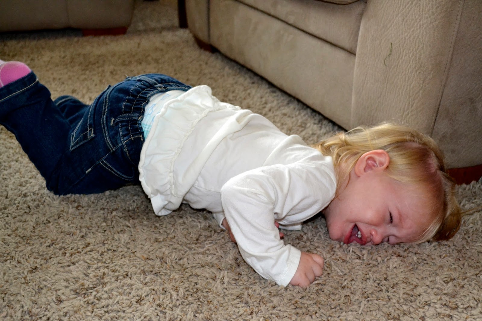 малыш в животике. фото коликов у новорожденных. мальчик играет на полу. у малыша истерика на полу. ребенок все время лежит.