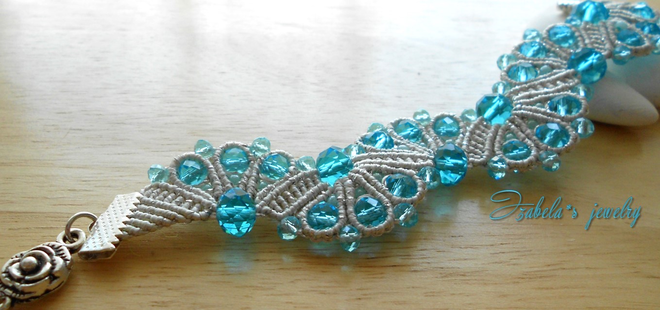 Macrame Peacock Tail Bracelet with glass beads / Izabela craftwork