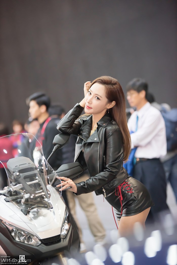 Kim Tae Hee's beauty at the Seoul Motor Show 2017 (230 photos)