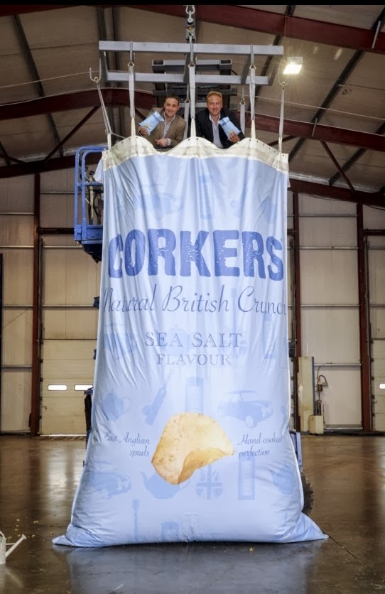 Creativity British make the biggest bag "chipsy" in the world!!
