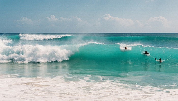 Surfing Di Pantai Padang Padang Bali