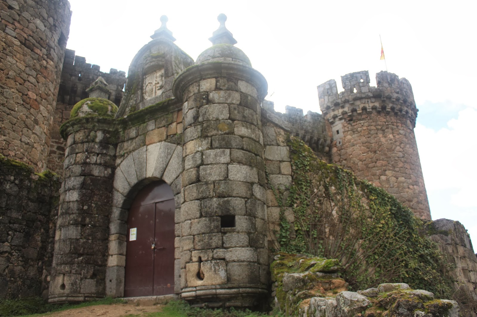 ruta en moto y ver el Castillo del Mombeltran