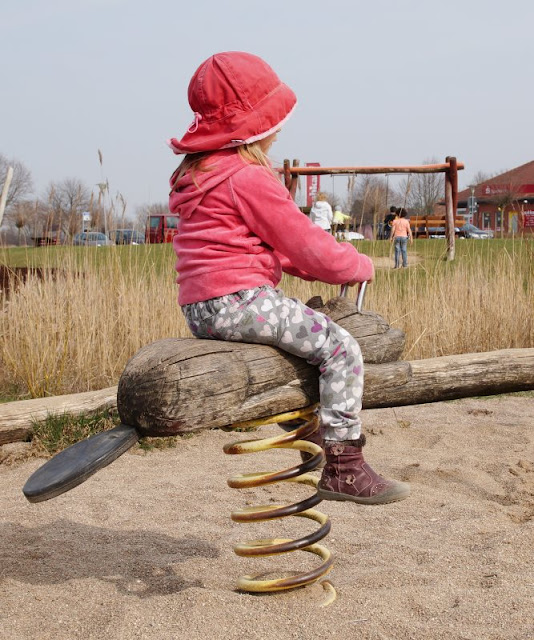 Kinder brauchen Abenteuer! Zwei spannende Abenteuer-Spielplätze in der näheren Umgebung von Kiel. Auf dem Kinderabenteuerland Wendtorf freuen sich die Kinder über Wipptiere aus Holz.