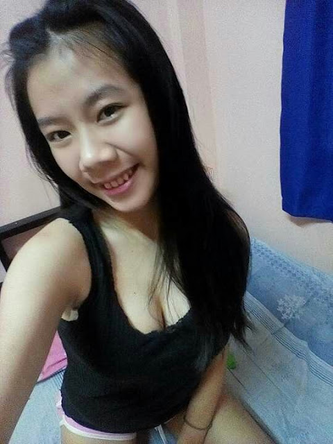 Skiny young Asian nude selfie