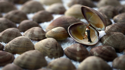 03-Christopher-Boffoli-Bio-Miniatures-with-Food-Love-Seafood