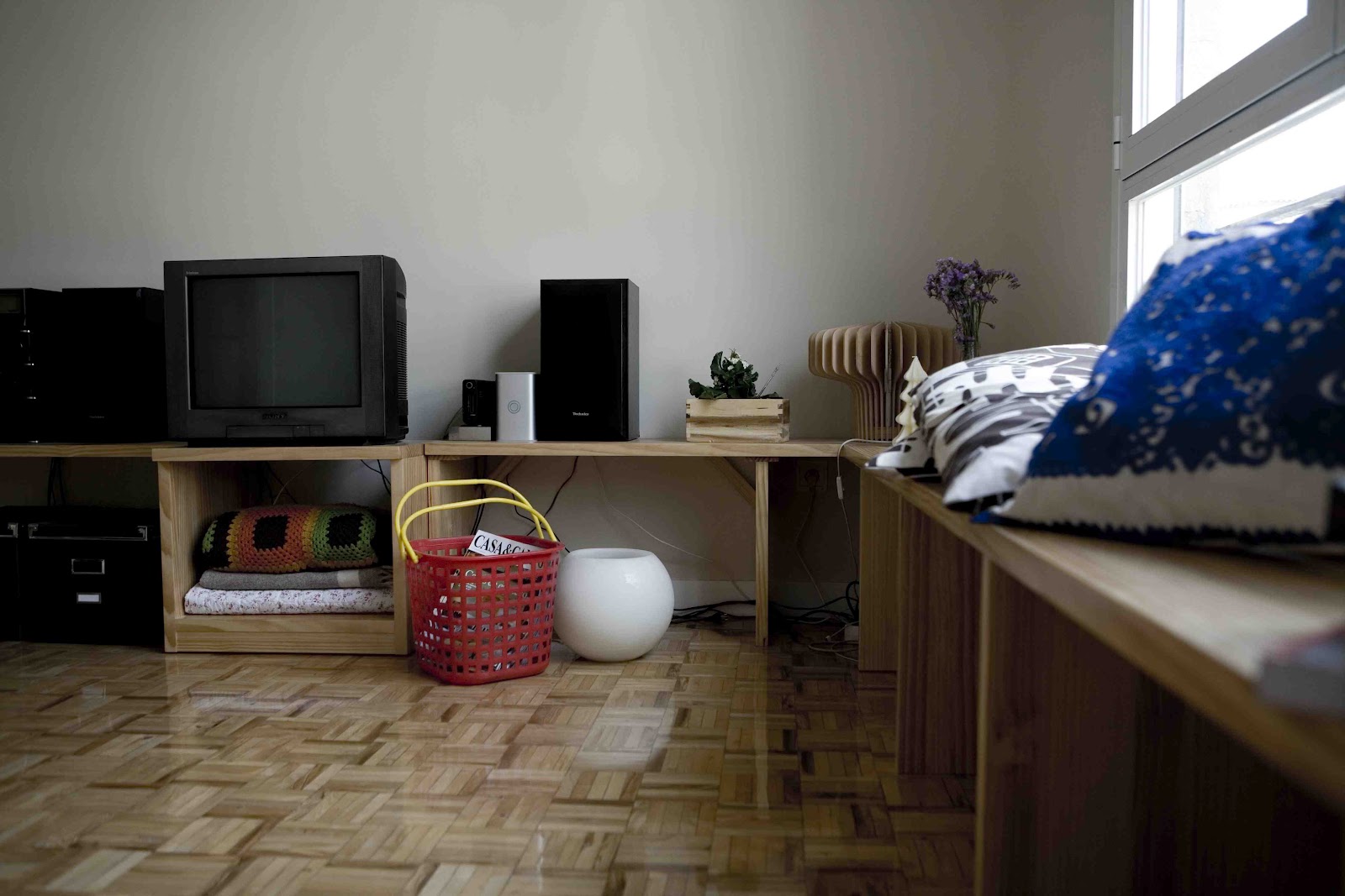 Hazte un mueble. O dos: Un mueble banco guarda cosas y también para