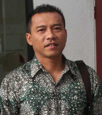 Biografi Anang Hermansyah Biografi Anang Hermansyah Biodata Nama Lengkap: Anang Hermansyah Alias: Anang Tanggal Lahir: 18 Maret 1969 Tempat Lahir: Jember, Jawa Timur, Indonesia Zodiac: Pisces Kewarganegaraan: Indonesia Istri: Krisdayanti (penyanyi, 22-Agu-96 – 22-Okt-09), Ashanty (penyanyi, sejak 12-Mei-12) Anak: Titania Aurelie Nurhermansyah (penyanyi, perempuan, L. 1998), Azriel Akbar Hermansyah (laki-laki, L. 2000) Biografi Anang Hermansyah dilahirkan pada tanggal 18 Maret 1969 di kota Jember Jawa Timur. Anang Hermansyah saat ini adalah salah satu anggota DPR RI yang merupakan perwakilan dari fraksi PAN. Anang Hermansyah telah duduk di posisi tersebut dari tanggal 2 Oktober 2014. Namun, sebelum terjun di dunia politik, Anang Hermansyah lebih dikenal sebagai musisi, produser music dan bahkan penyanyi. Bahkan Anang Hermansyah sempat menjadi juri di sebuah ajang pencarian bakat Indonesian Idol dari tahun 2007. Anang Hermansyah juga lebih dikenal sebagai mantan suami dari Diva Indonesia Krisdayanti. Karena Anang Hermansyah lah yang telah mengorbitkan Krisdayanti hingga terkenal sampai saat ini. namun, meskipun pernikahan pasangan ini telah lama berlangsung yaitu sejak tanggal 22 Agustus 1996 hingga pasangan Anang Hermansyah dan Krisdayanti ini telah dikaruniai dua orang anak perempuan dan lelaki yaitu Titania Aurelie Hermansyah dan yang lelaki bernama Azriel Akbar Hermansyah. Hingga akhirnya